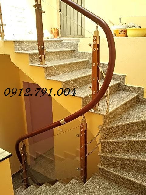 Cầu thang kính tay vịn nhựa - Giải pháp an toàn, thẩm mỹ và tiết kiệm cho mọi gia đình