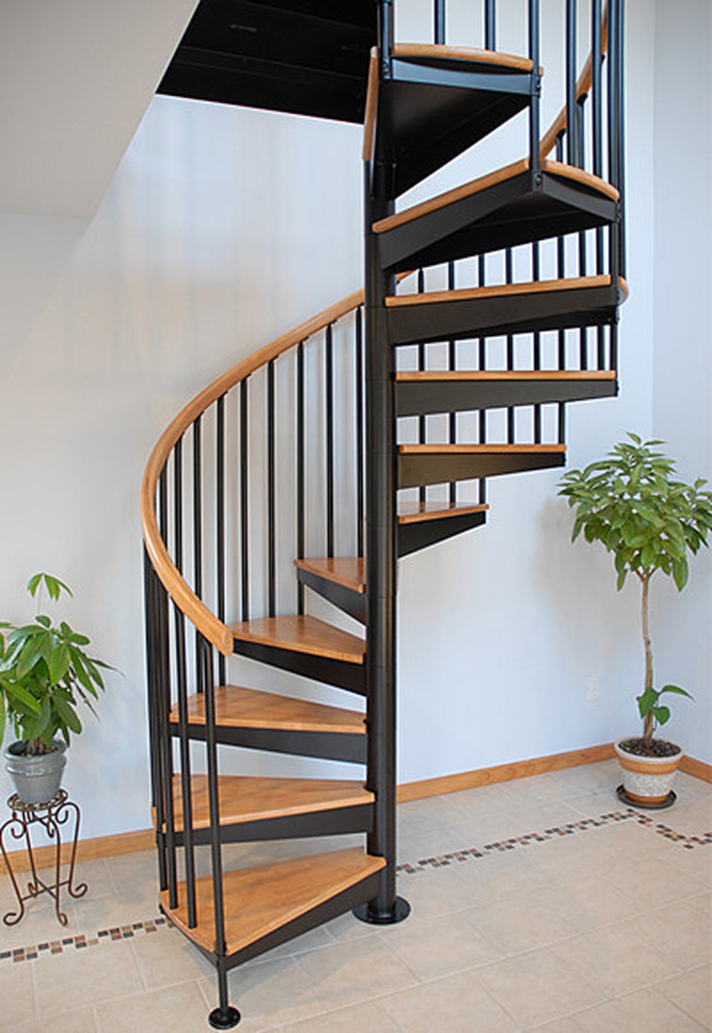 Cầu thang xoắn ốc là một giải pháp thiết kế tuyệt vời cho không gian nhỏ hẹp. Thi công cầu thang xoắn ốc sẽ tạo ra một điểm nhấn nghệ thuật và sự độc đáo cho ngôi nhà của bạn.