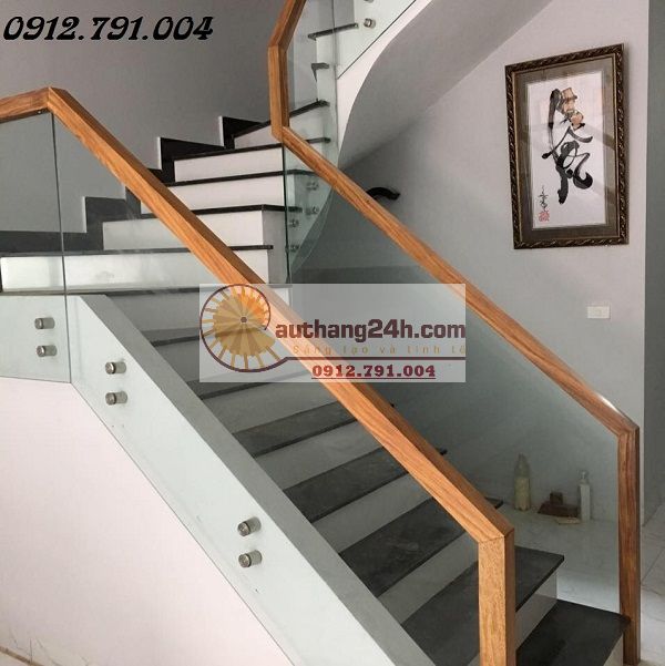 Lý do cầu thang kính tay vịn gỗ vuông được ưa chuộng