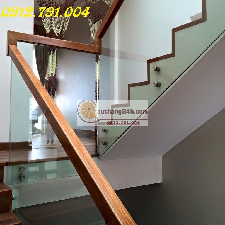 Vì sao mẫu cầu thang kính tay vịn gỗ được ưa chuộng?